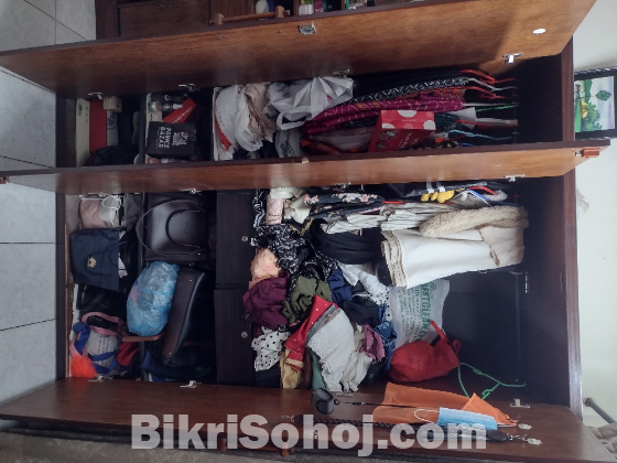 কাপড় রাখার আলমারি